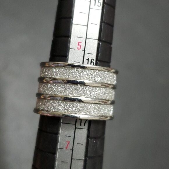 Silver tone sparkly ring size 6 - Picture 7 of 8